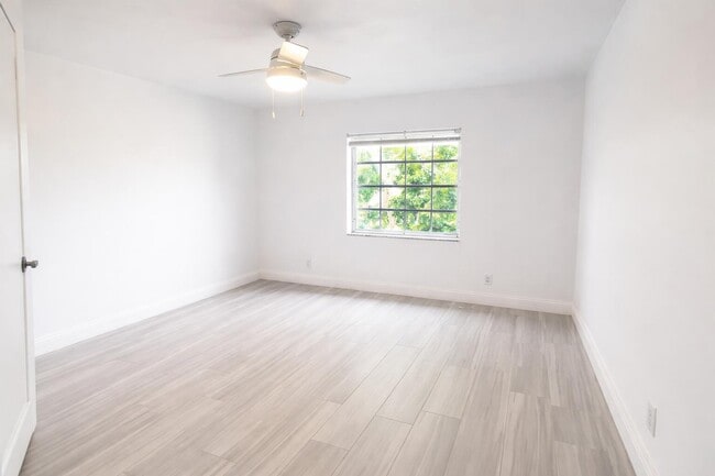 Building Photo - 6521 Bay Club Dr