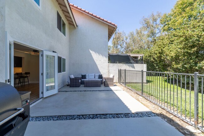 Building Photo - Bright spacious 3 bedroom 2 bath home in c...