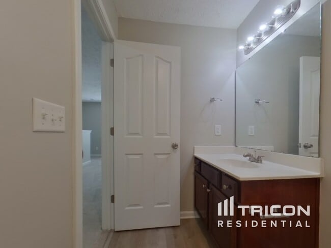 Building Photo - 222 Castlebury Dr