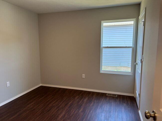 Building Photo - Newer 3 bedroom duplex - Aurora MO