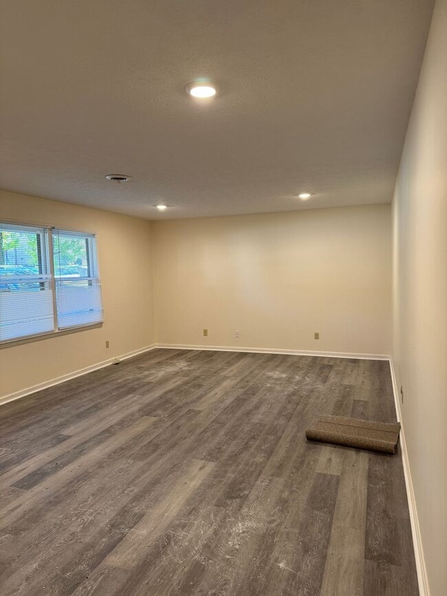 Building Photo - Lone Oak House