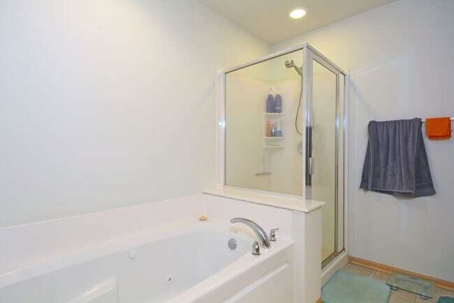 Building Photo - Spacious 4-Bed 3.5-Bath in Blaine - Available 6/10!