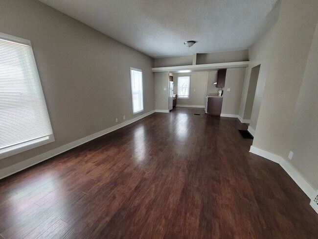 Building Photo - 2 Bedroom, 1 Bathroom home with front porch and fenced yard!