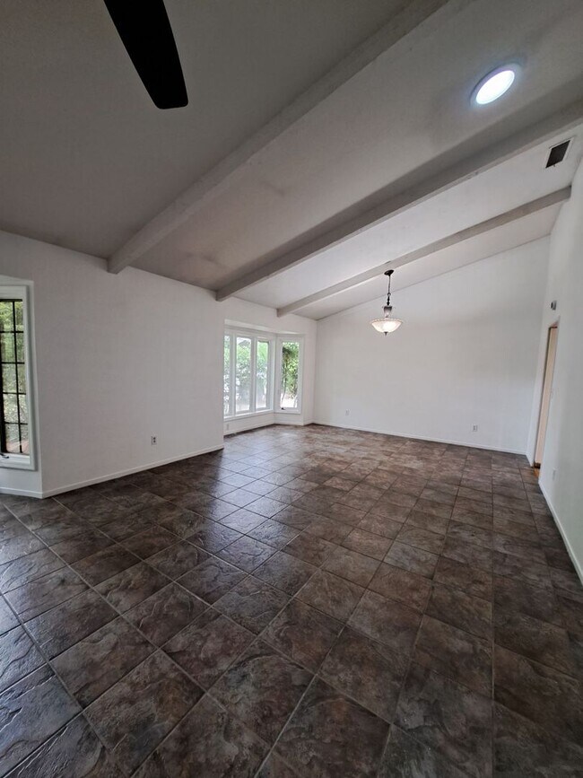 Building Photo - MOVE IN SPECIAL: Half OFF the 1st Month's ...