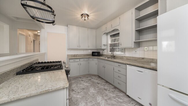 Building Photo - Charming ranch home in prime Patty Jewett ...