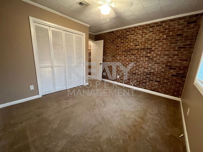 Building Photo - Spacious townhouse in the heart of Lafayette!