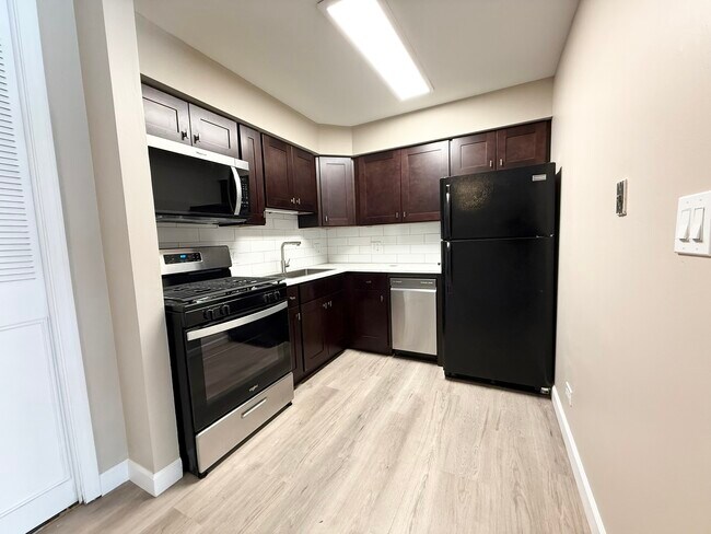 Building Photo - 915 Westmoreland Dr