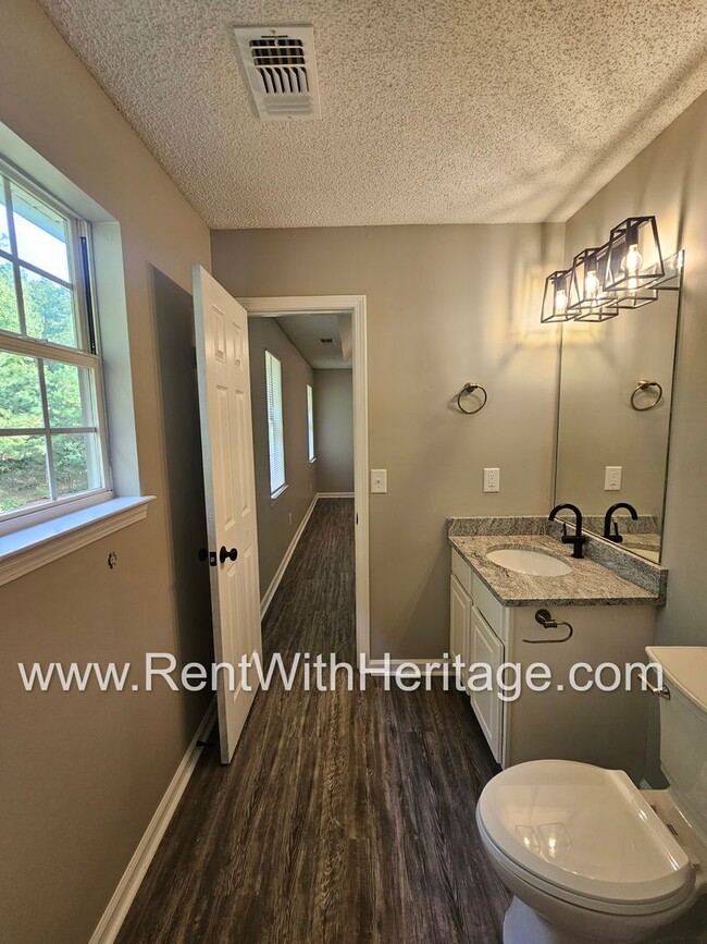 Building Photo - Gorgeous 5 bedroom/ 3 bath/ Upgrades Galor...