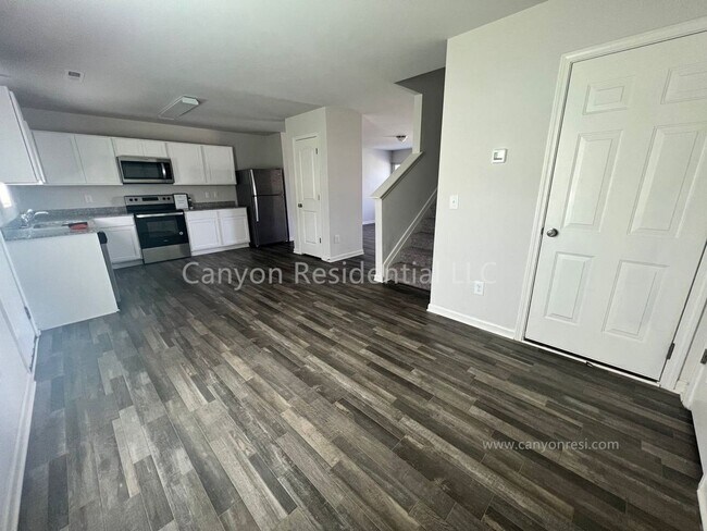 Building Photo - Beautiful 3b Room!Move in ready!