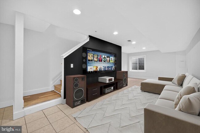 Building Photo - 2028 Trenton Ave