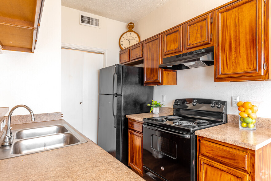 1BR, 1BA - 608SF - Huntington Ridge