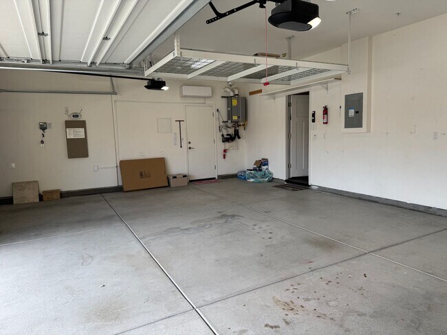 Building Photo - Immaculate Roseville property with solar!