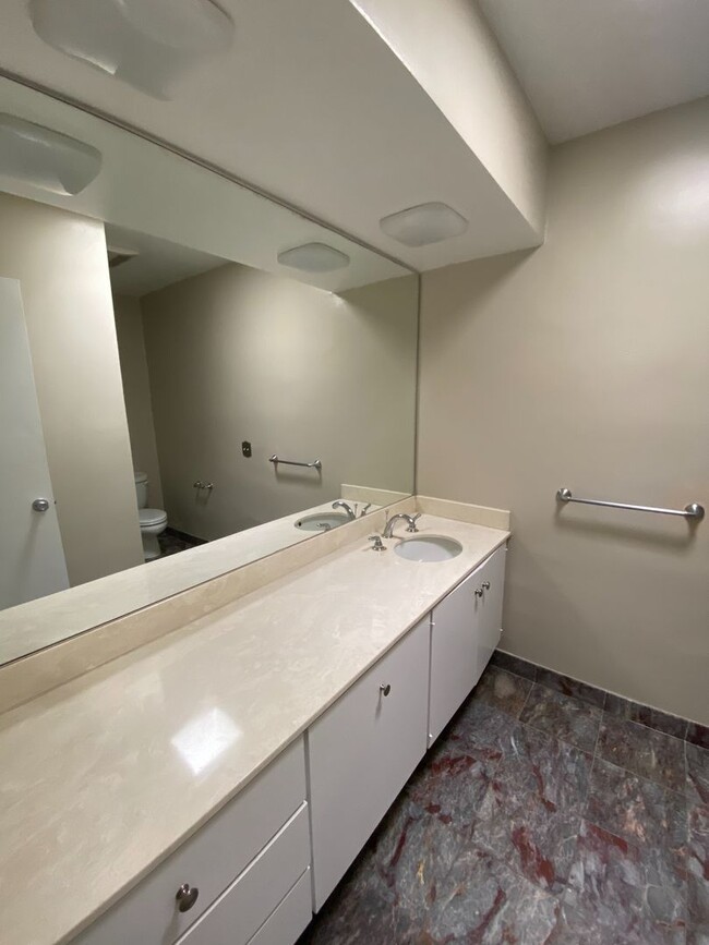 Building Photo - 2 bed, 2 bath Condo located in the heart o...