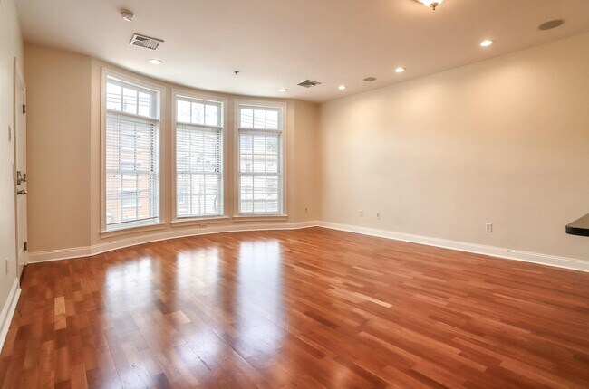 Building Photo - 303 Grand St