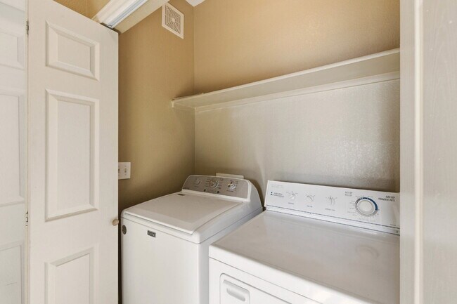 Building Photo - 2 Bed 2 Bath Condo With Balcony!