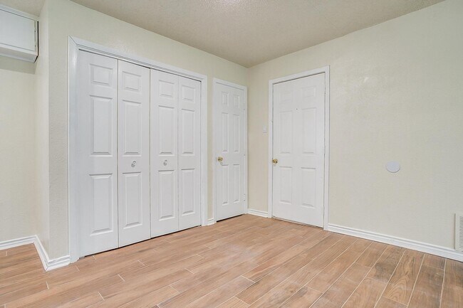 Building Photo - 3537 Half Moon Dr