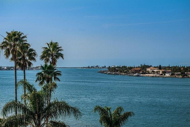 Building Photo - 5801 Bahia Del Mar Cir N