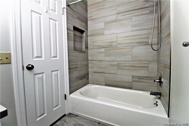 Building Photo - 5 Glen St