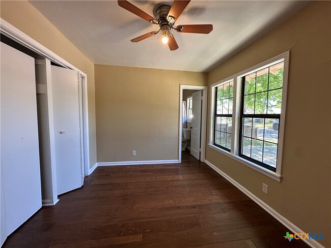 Building Photo - 726 E Humphreys St