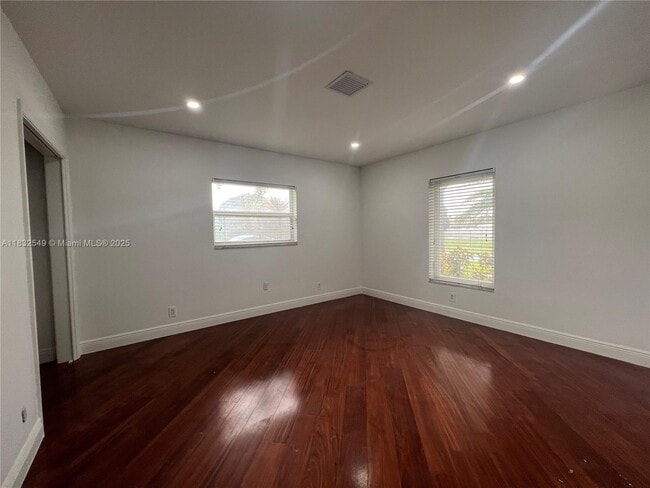 Building Photo - 1250 SW 15th Ave