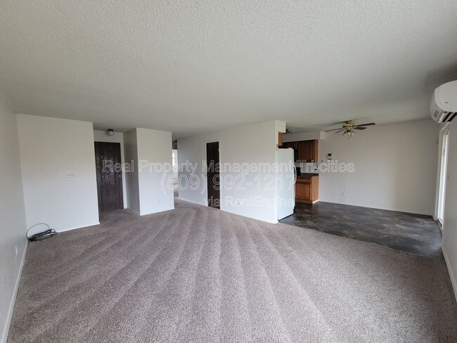 Building Photo - 3121 W Hood Ave