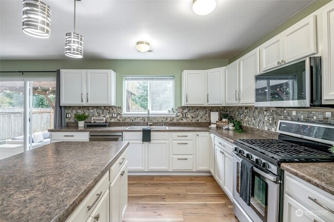 Building Photo - Large 3 bedroom pet friendly home at a gre...