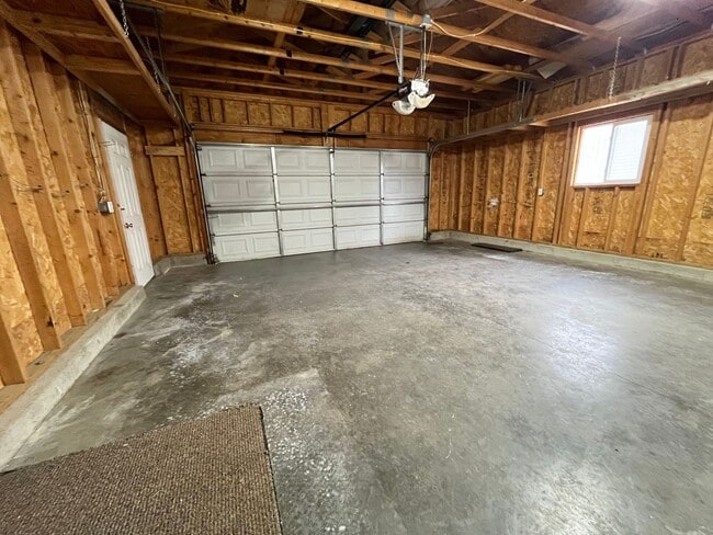 Building Photo - 3 Bed/2 Bath Home w/ Fenced in Yard!