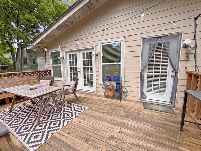 Building Photo - Large 4 bedroom, 3 bath home recently updated near Chickasaw Gardens