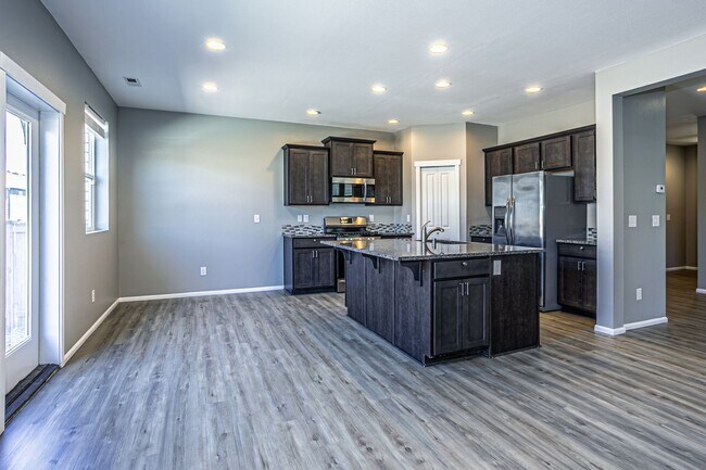Building Photo - Beautiful 4 bedroom, 2.5 bath home in Rain...