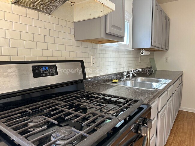 Building Photo - 822 Collins St