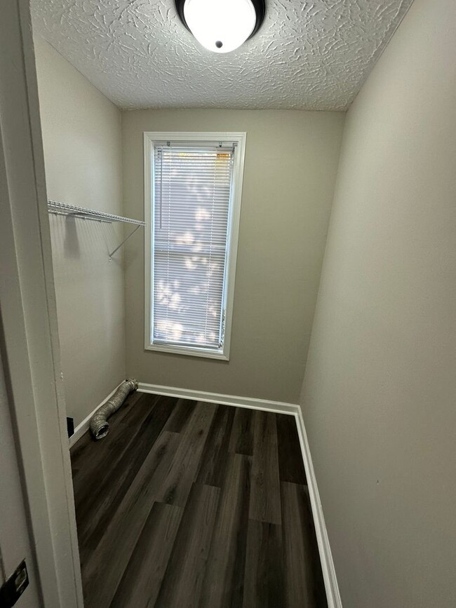 Building Photo - Large One Bedroom in Duplex Lower Unit