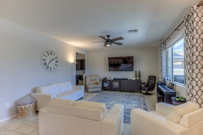 Building Photo - Stunning Home with Pool in La Estancia and...