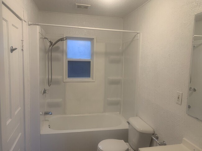 Building Photo - 2 Bedroom Upper Close to Downtown!