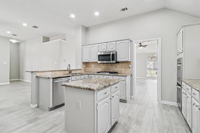 Building Photo - 711 Cottonwood Bend Dr