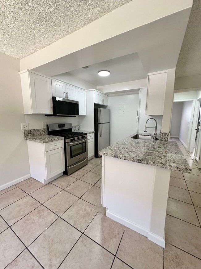 Building Photo - BEAUTIFUL 2 BD/1 BATH UNIT FOR RENT!