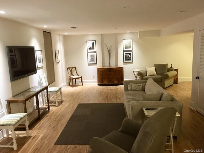 Building Photo - 9 Cedar Hill Rd