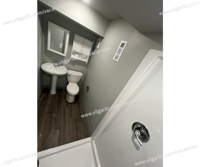 Building Photo - This is your forever home! 5 spacious bedrooms, 2 full bathrooms house in Gary, IN