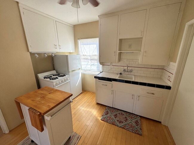 Building Photo - Charming 1 Bedroom Apartment in West Ventura – All Utilities Included!