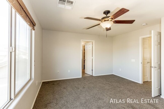 Building Photo - 4 WEEKS FREE RENT IF MOVED IN BY 11/30!  E...