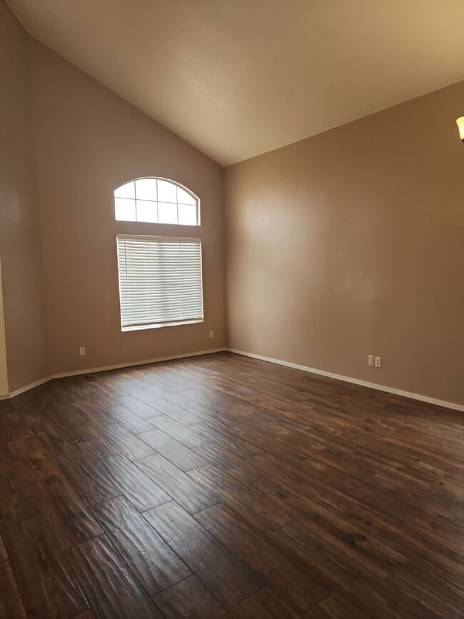 Building Photo - "Spacious 4-Bedroom Glendale Gem with Granite Elegance - 2018 Sq Ft of Comfort!"