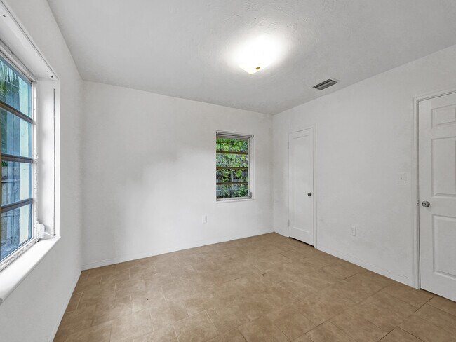 Building Photo - 3226 Oak Ave