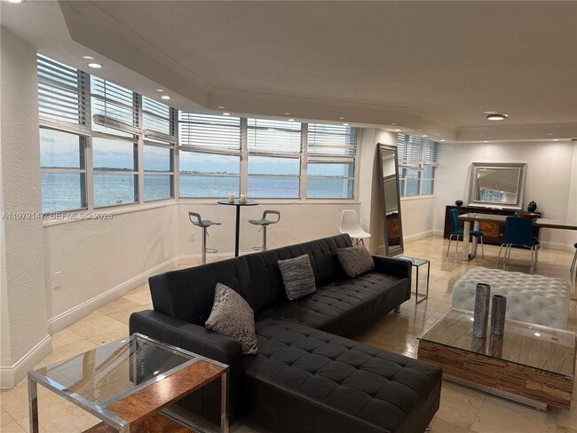 Building Photo - 801 Brickell Bay Dr