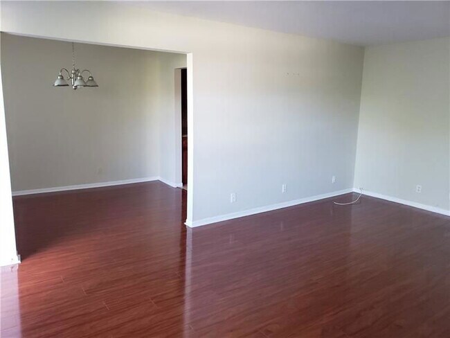 Building Photo - 500 NE 2nd St