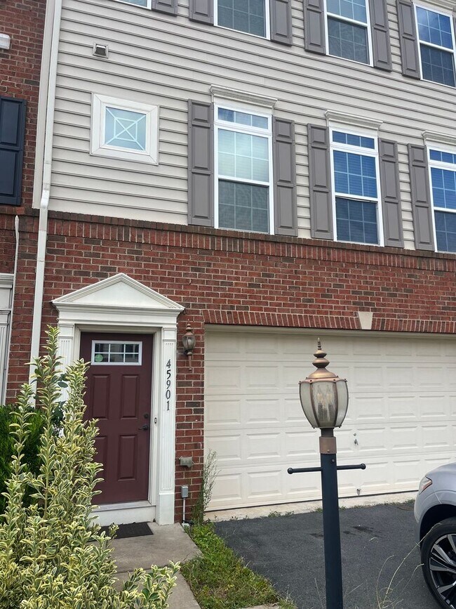 Building Photo - Remarkable Value in Autumn Oaks Community