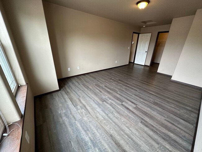 Building Photo - 2100 N Chestnut St