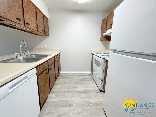 Building Photo - Charming 2-Bedroom Ground-Floor Unit in Fort Walton Beach-Near Bases!