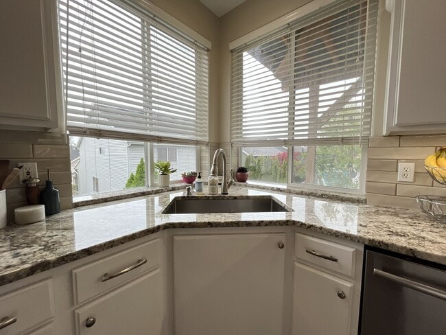 Building Photo - Elegant 5BR + Bonus Room Home with Bay Windows, Entertainment Room & Oversized Primary Retreat