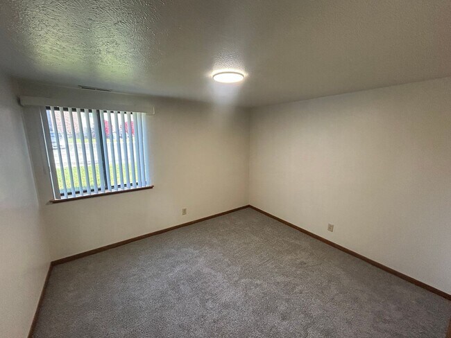 Building Photo - 2 bedroom 1 bath Middle Floor Apartment with Private Balcony!