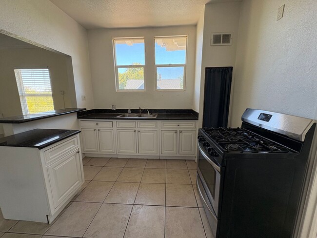 Building Photo - Spacious two bedroom conveniently located ...