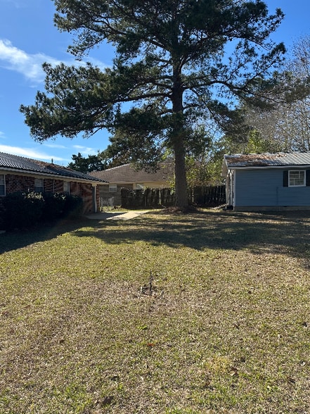 Building Photo - 2211 Shannondoah Dr